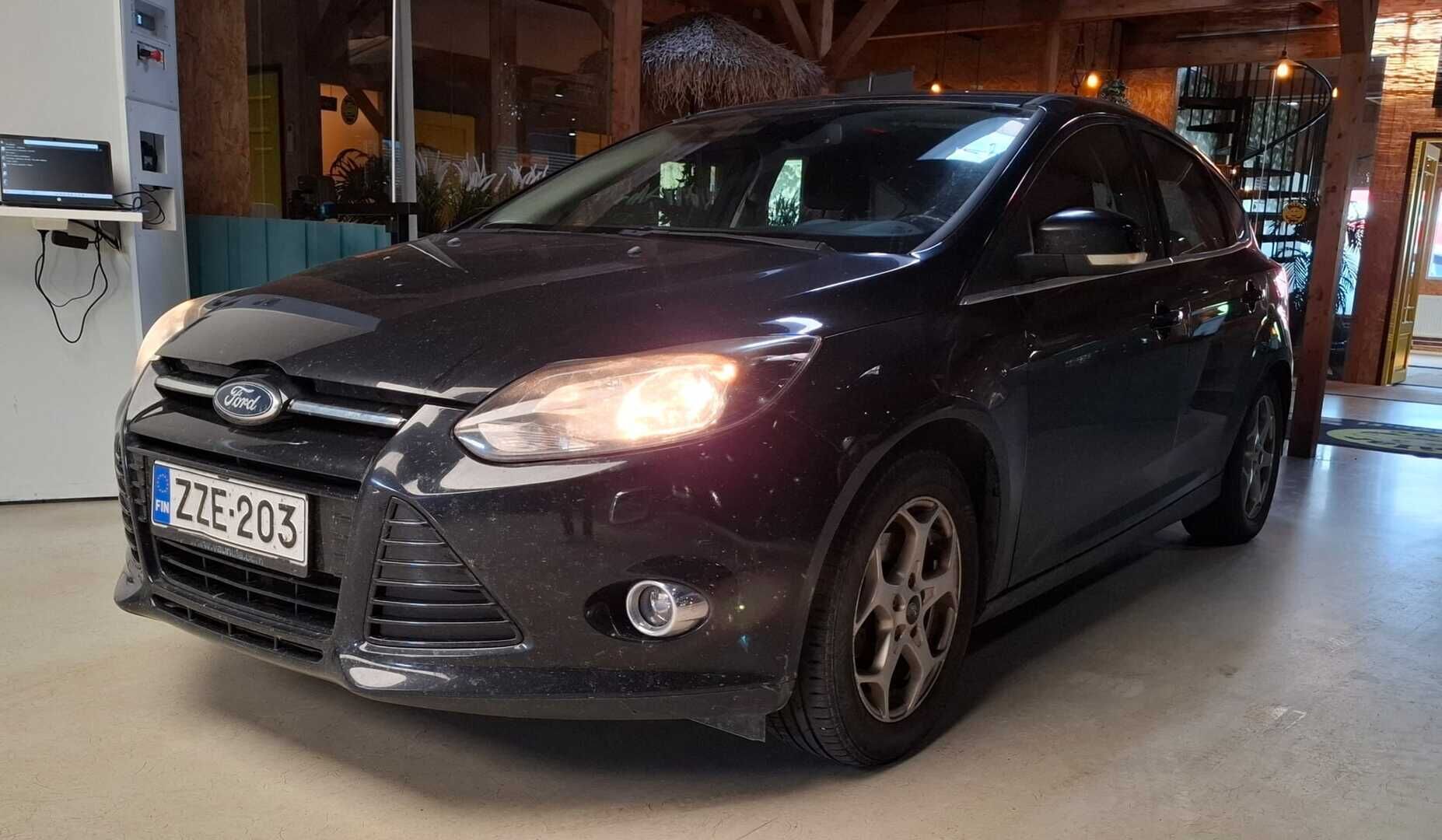 Ford Focus 2012 1,6 120 hv Flexifuel Titanium M5 5-ovinen - Suomiauto / Merkkihuollot / Vakkari / Lämmitettävä tuulilasi / Lohkolämmitin / 2x Renkaat aluvantein!