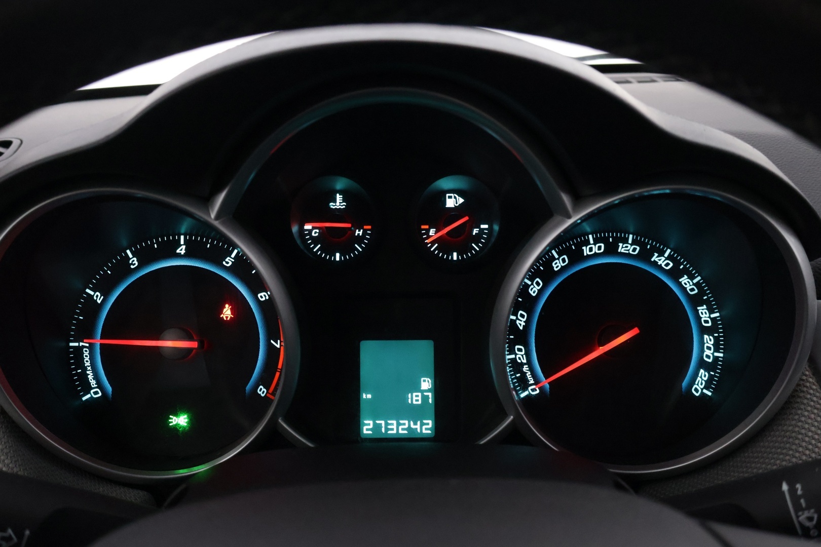 Chevrolet Cruze 2011 4-ov LS 1,6 91kW MT5 - YritysOutlet - Myydään vain yrityksille - Suomi-auto / Juuri katsastettu / 2 x Alumiinivanteet ja renkaat  / Vetokoukku