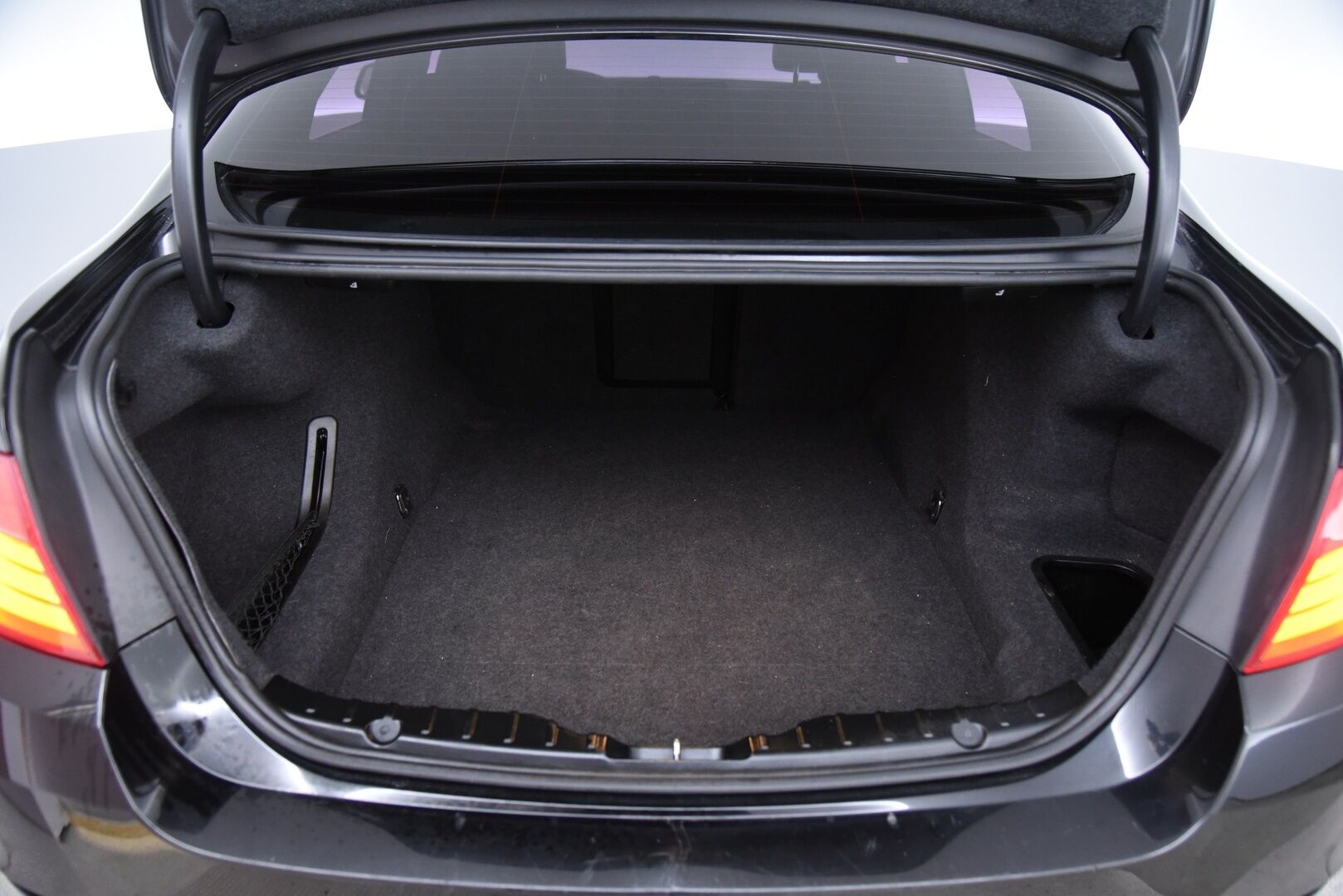 BMW 530 2011 TwinPower Turbo A F10 Sedan Business / Vakkari / Navi / Nahkasisusta / Tutkat - Juuri huollettu yksilö!