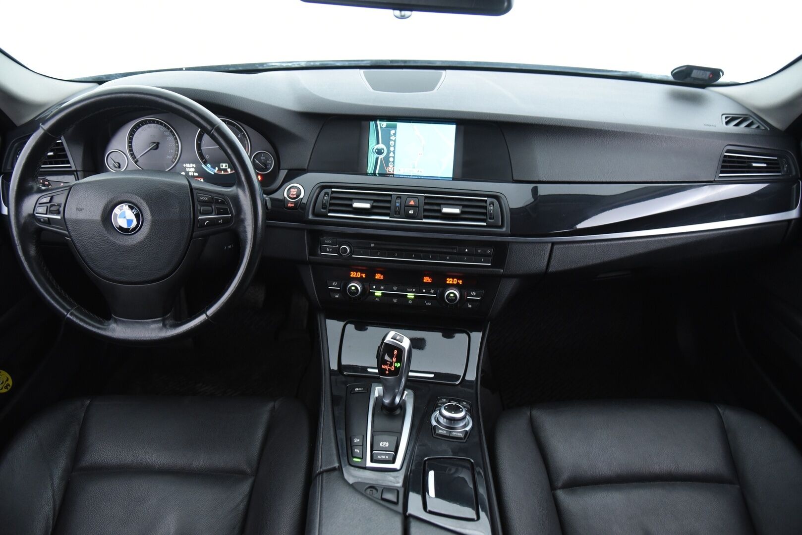 BMW 530 2011 TwinPower Turbo A F10 Sedan Business / Vakkari / Navi / Nahkasisusta / Tutkat - Juuri huollettu yksilö!