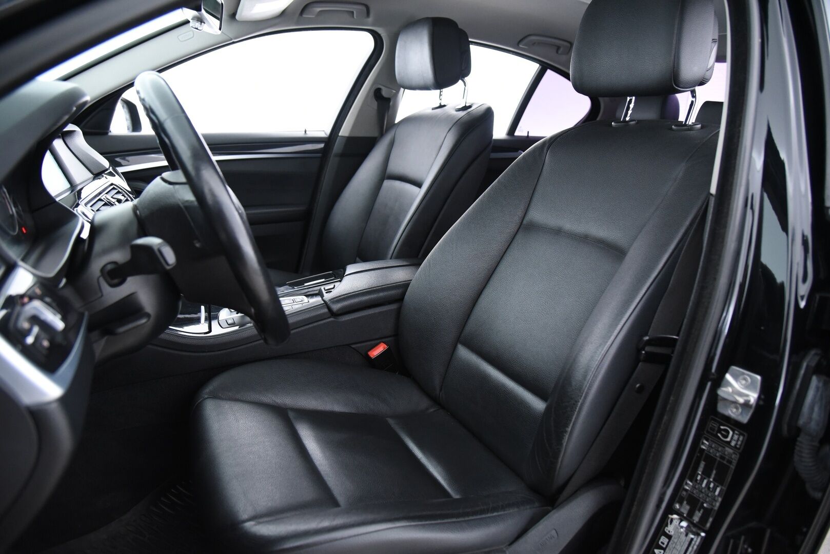 BMW 530 2011 TwinPower Turbo A F10 Sedan Business / Vakkari / Navi / Nahkasisusta / Tutkat - Juuri huollettu yksilö!