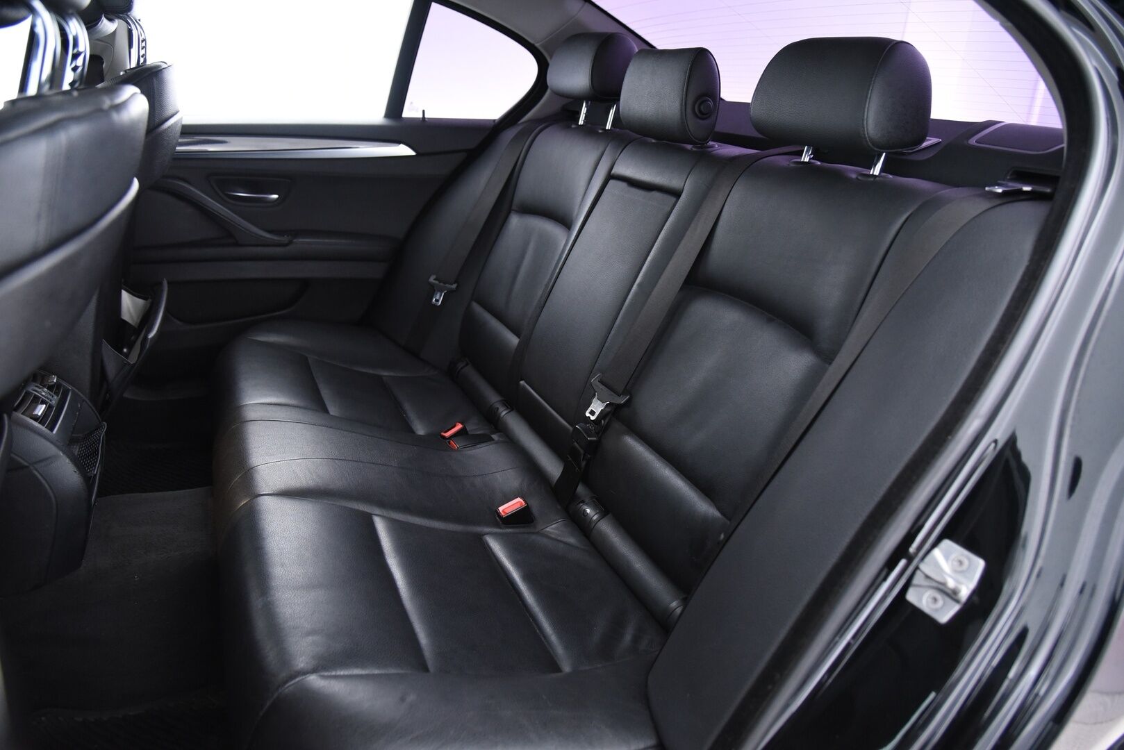 BMW 530 2011 TwinPower Turbo A F10 Sedan Business / Vakkari / Navi / Nahkasisusta / Tutkat - Juuri huollettu yksilö!