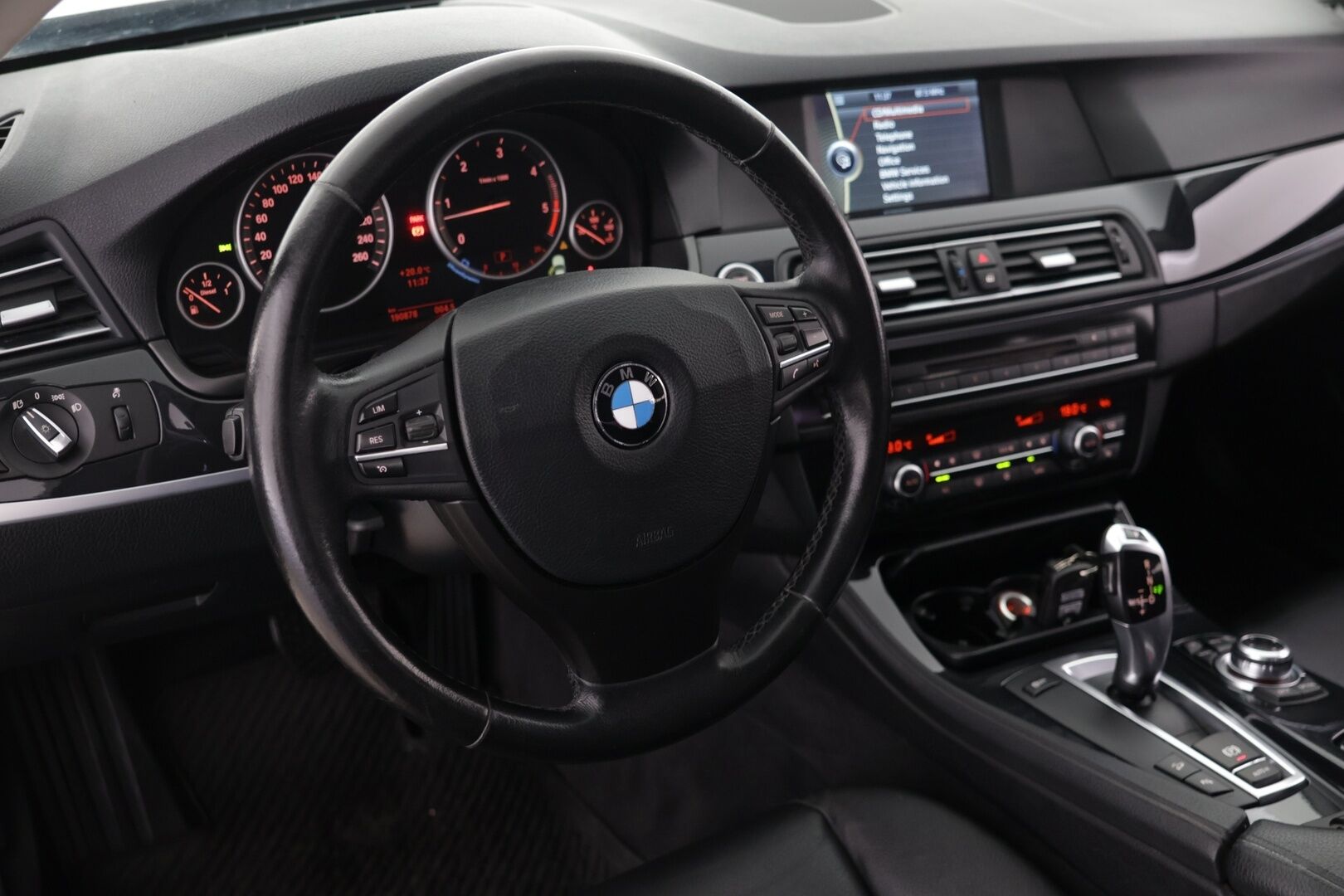 BMW 530 2011 xDrive TwinPower Turbo A F10 Sedan Business - Vakkari / Navi / Nahkasisusta / Tutkat / Juuri huollettu ja katsastettu!