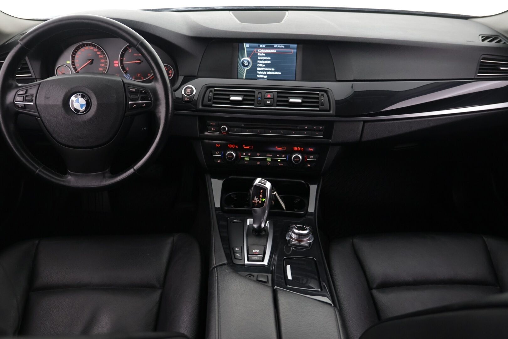 BMW 530 2011 xDrive TwinPower Turbo A F10 Sedan Business - Vakkari / Navi / Nahkasisusta / Tutkat / Juuri huollettu ja katsastettu!