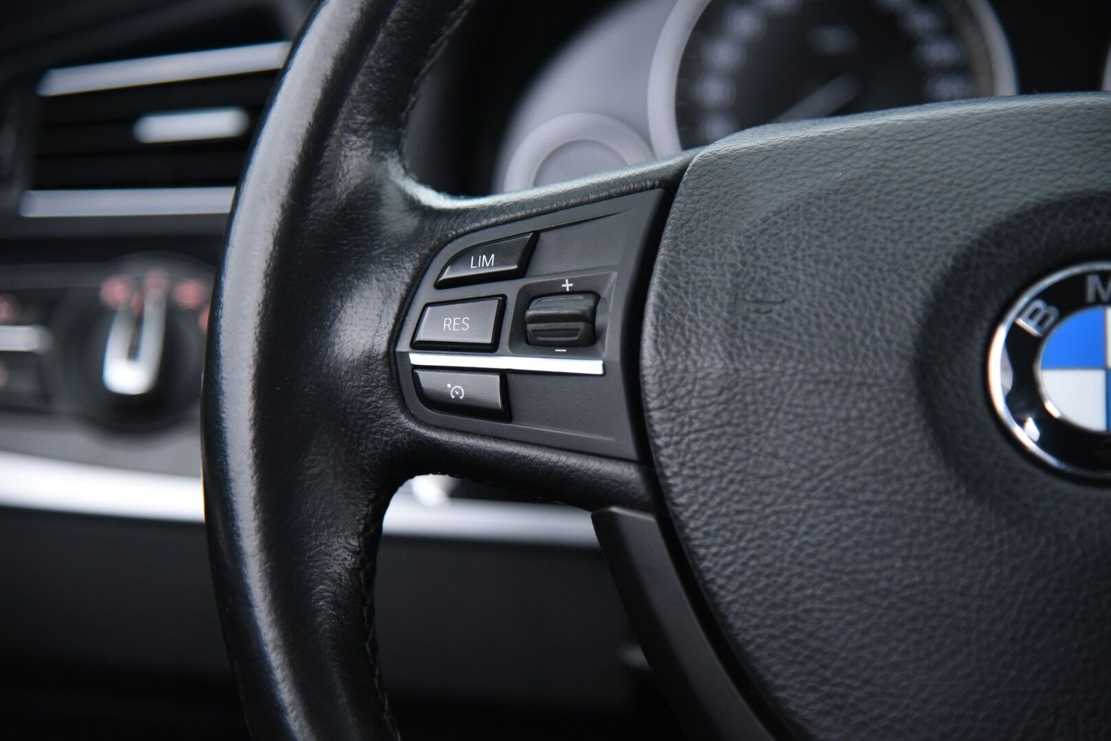 BMW 530 2011 TwinPower Turbo A F10 Sedan Business / Vakkari / Navi / Nahkasisusta / Tutkat - Juuri huollettu yksilö!