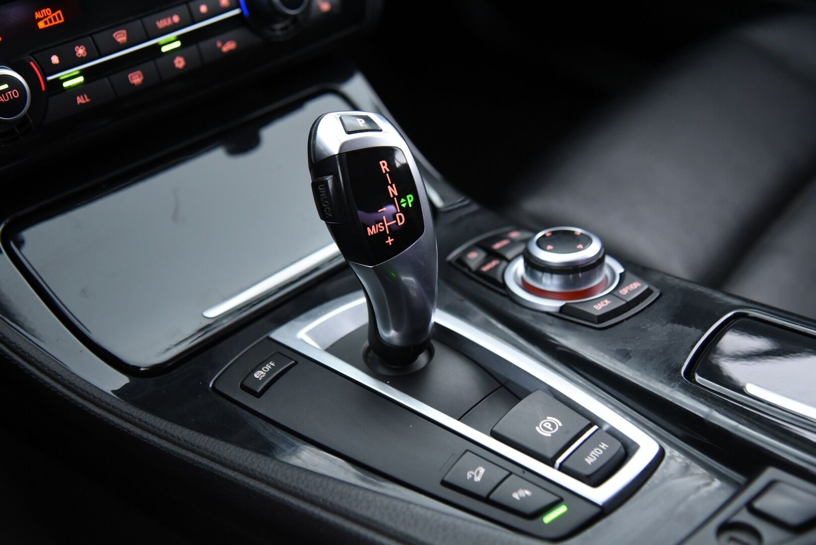 BMW 530 2011 TwinPower Turbo A F10 Sedan Business / Vakkari / Navi / Nahkasisusta / Tutkat - Juuri huollettu yksilö!